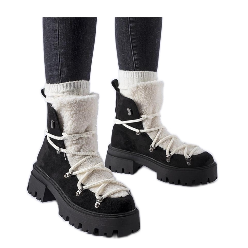 Mustat työläissaappaat koristekielekkeellä