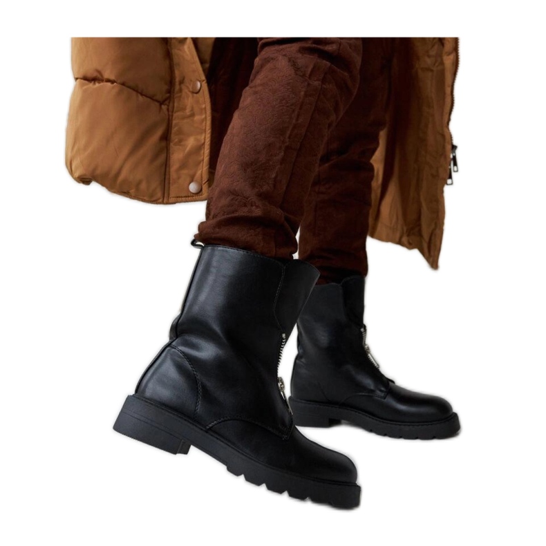 Mustat eristetyt nilkkurit vetoketjulla