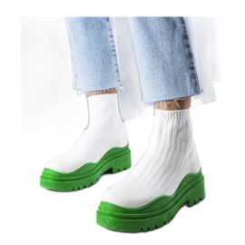 Valkoiset saappaat vihreällä pohjalla valkoinen