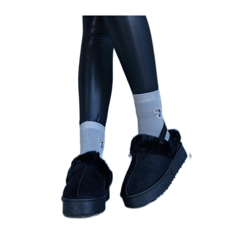 Mustat alustatossut, joissa on turkista koristeltu ja kuminauha kantapäässä