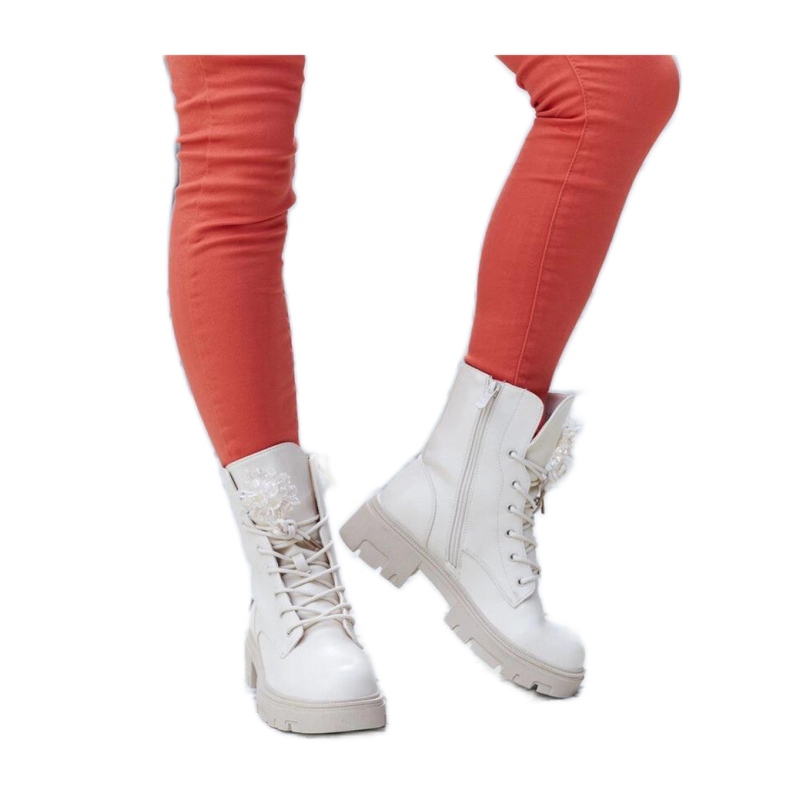 Beiget nilkkurit koristehelmillä