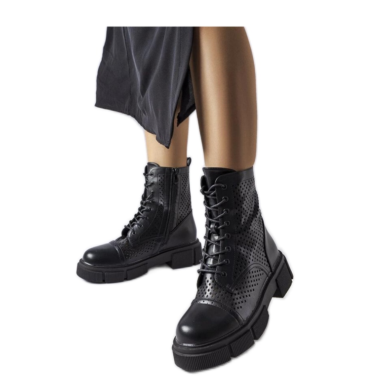 Mustat harjakattoiset saappaat