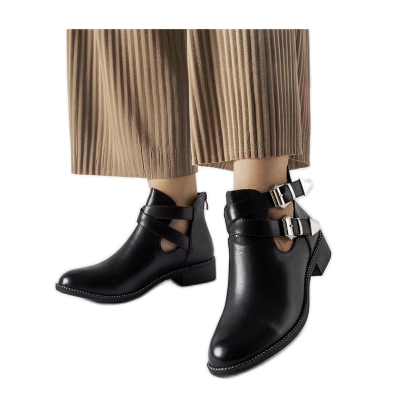 Mustat leikatut nilkkurit, joissa soljet