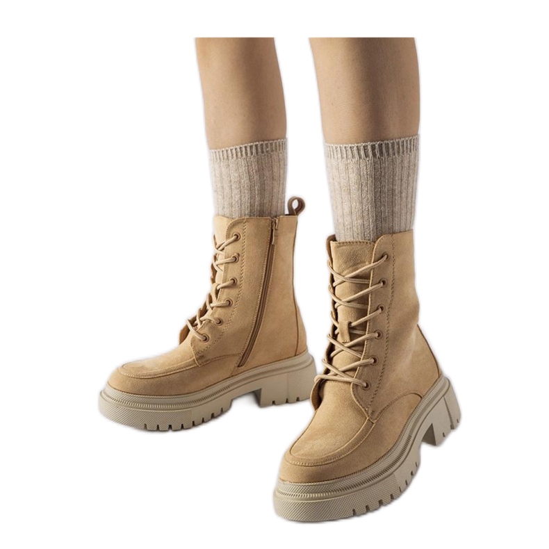 Ruskeat saappaat massiivisella pohjalla musta