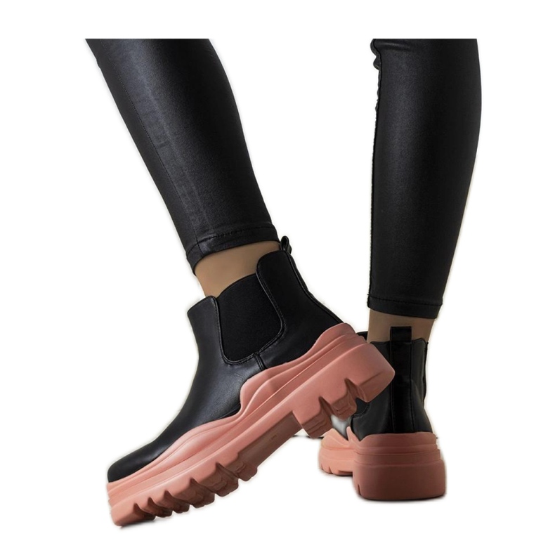 Mustat nilkkurit vaaleanpunaisella alustalla