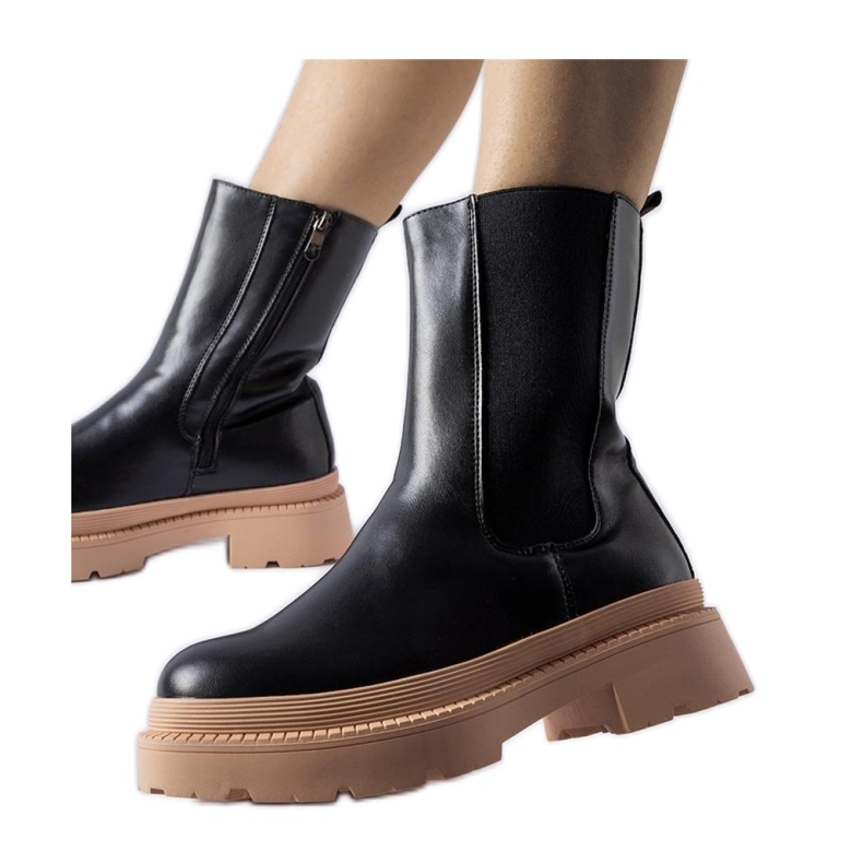 Mustat nilkkurit, joissa vaaleanpunainen pohja