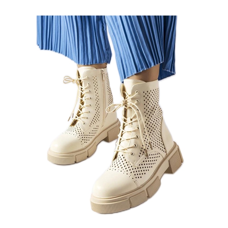 Beiget harjakattoiset saappaat