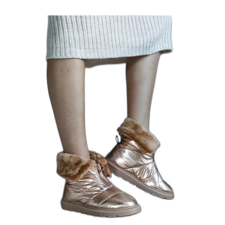 Kultaeristeiset lumisaappaat kauluksella kultainen