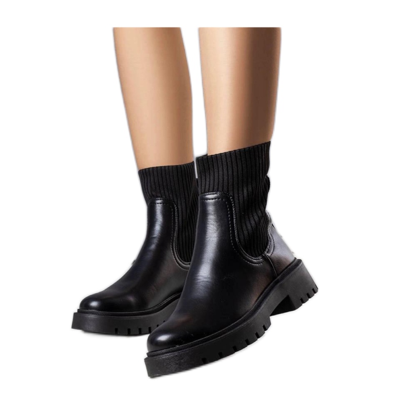 Mustat eristetyt saappaat