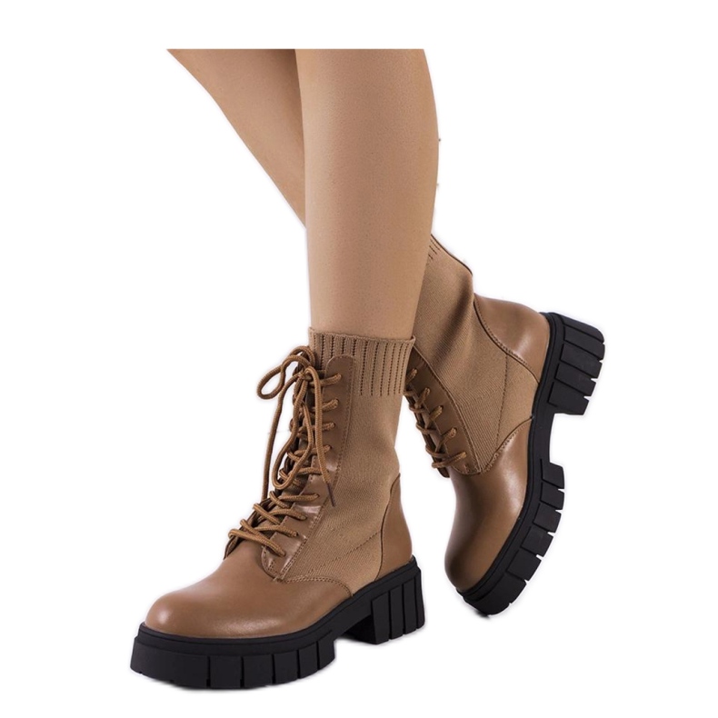 Ruskeat nilkkurit, joissa joustava päällinen