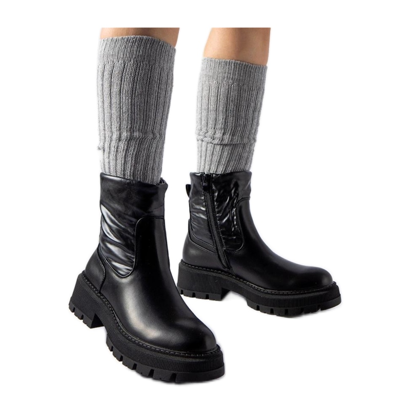 Mustat nilkkurit, joissa koristeellinen päällinen