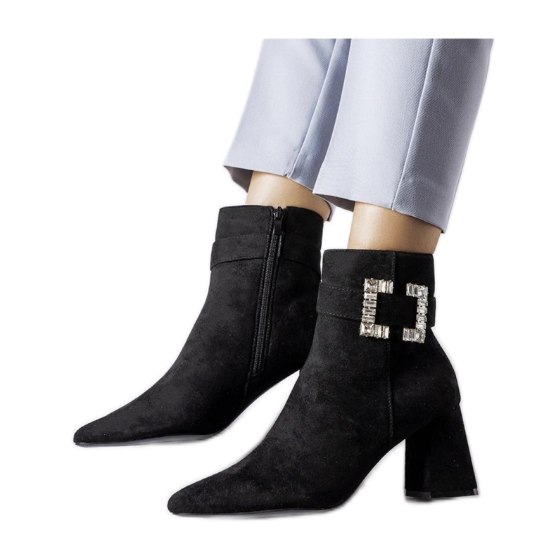 Mustat saappaat pylväässä zirkoneilla