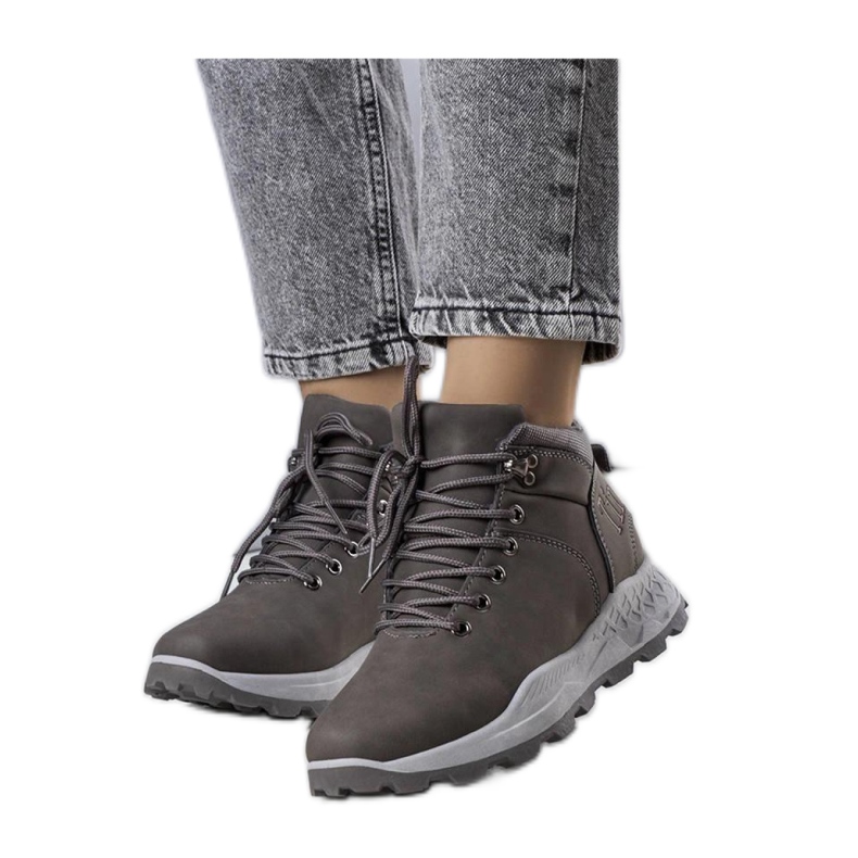 Harmaat eristetyt naisten vaelluskengät