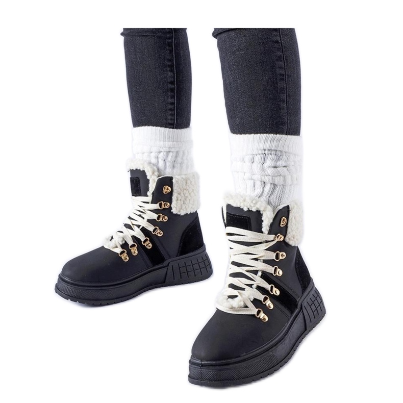 Mustat työntekijät massiivisella alustalla