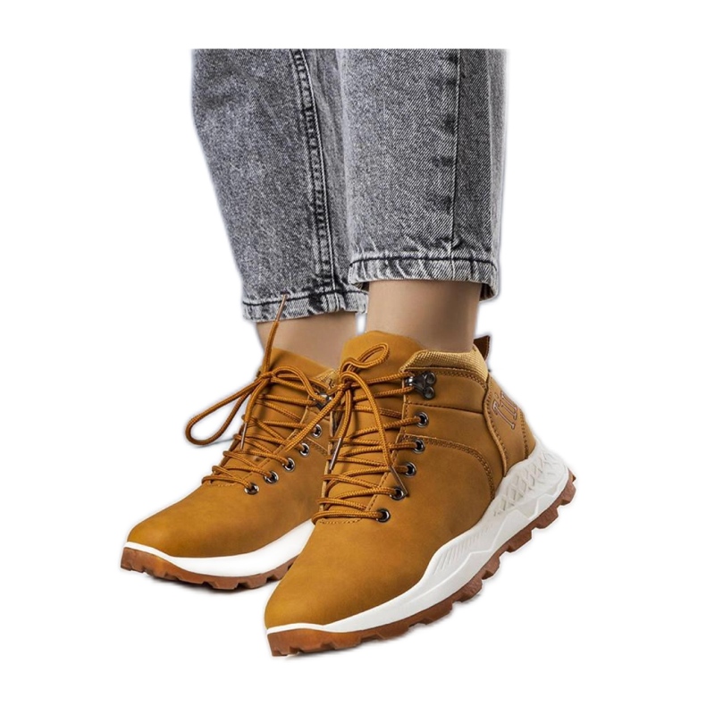 Ruskeat, eristetyt naisten vaelluskengät