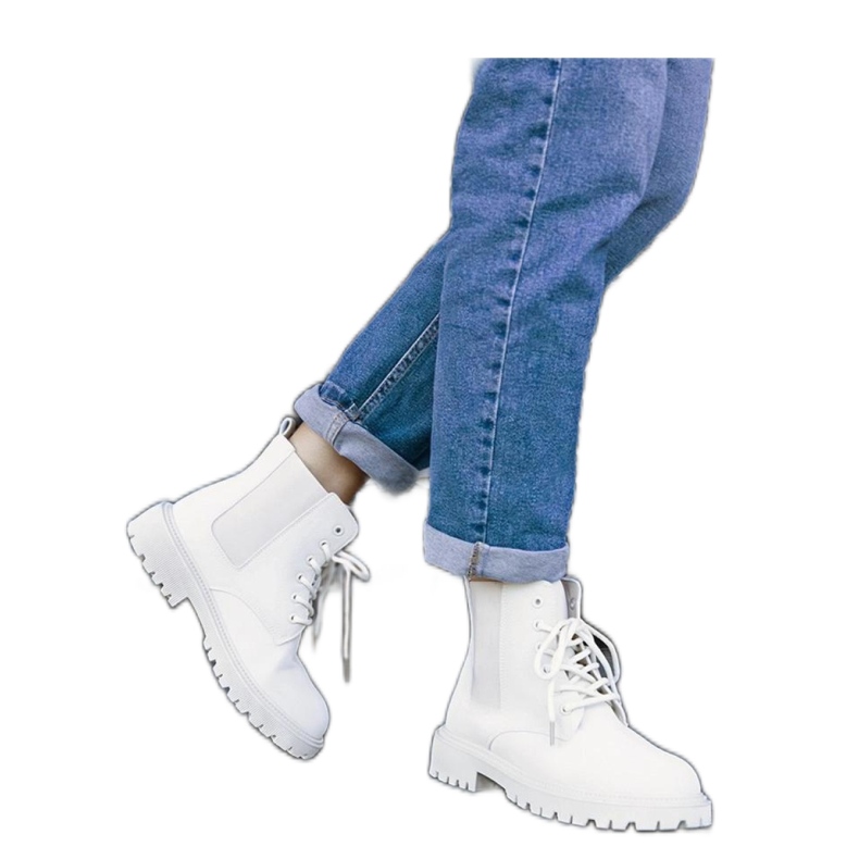 Vaalean beigenväriset eristetyt vaelluskengät