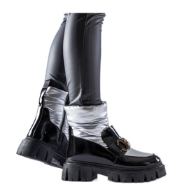 Mustat ja hopeiset patentoidut lumisaappaat