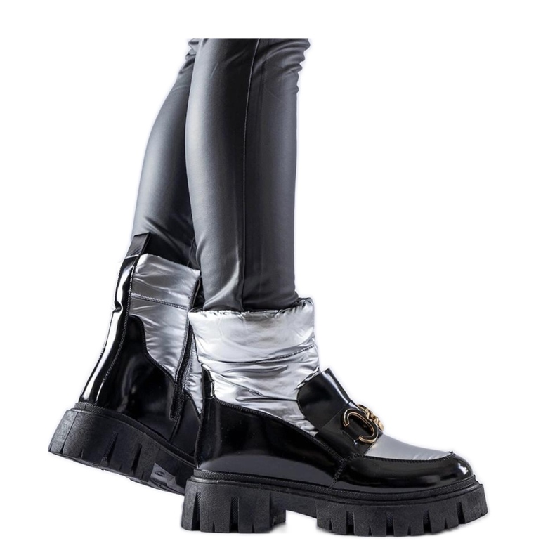 Mustat ja hopeiset patentoidut lumisaappaat