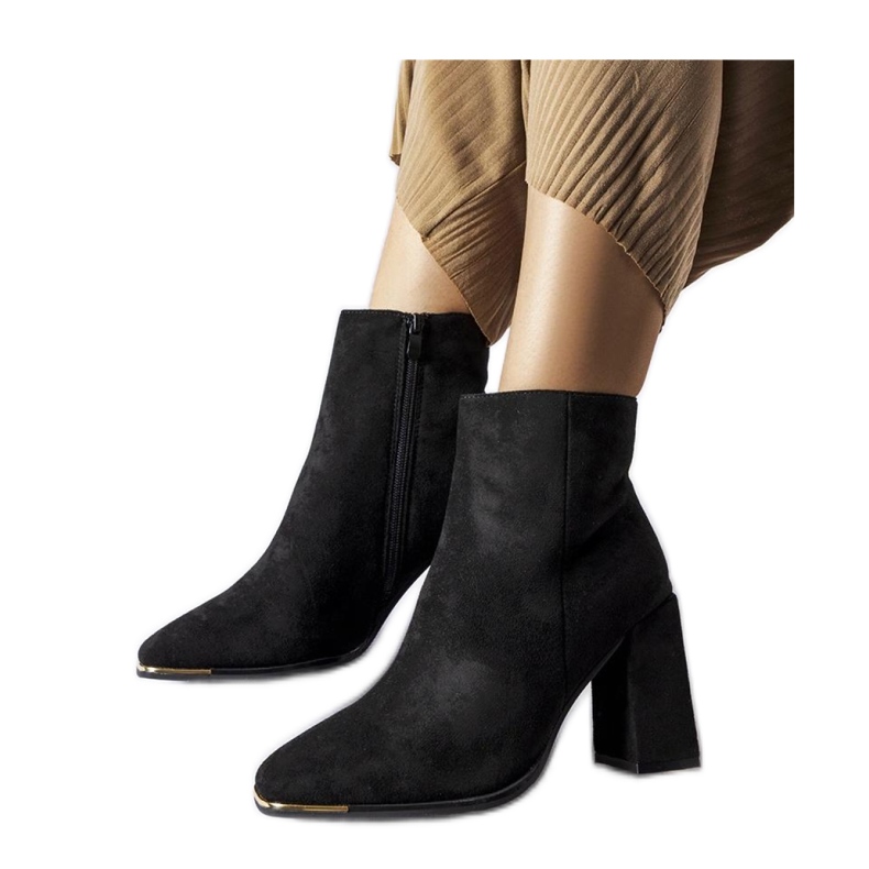 Mustat mokkanahkaiset saappaat pylväässä