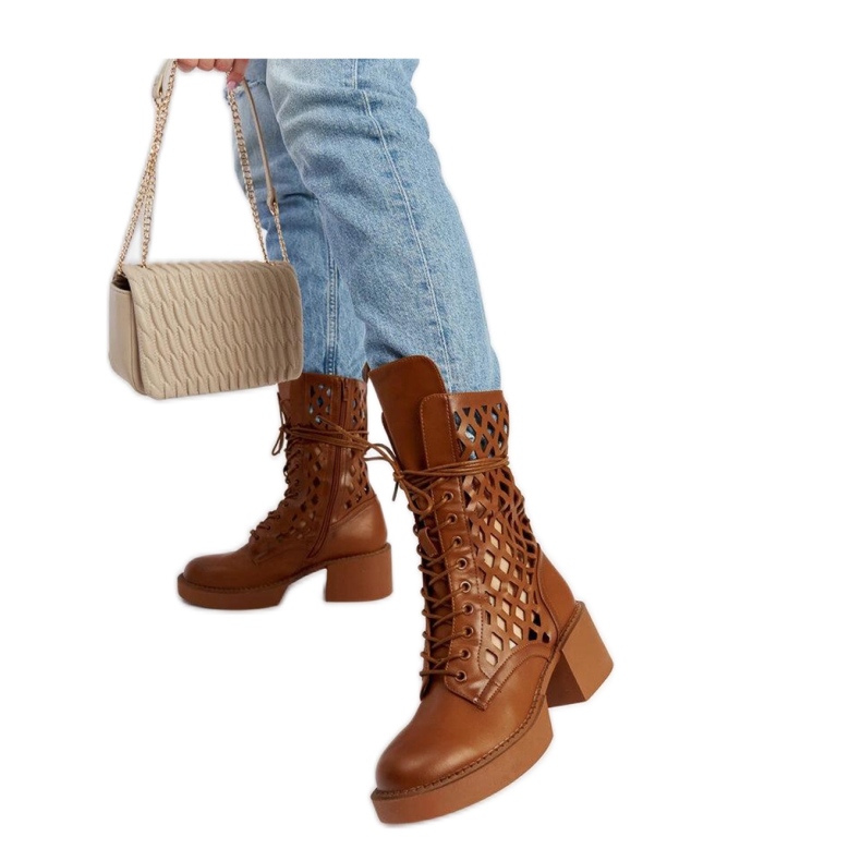 Ruskeat harjakattoiset saappaat korkokengillä