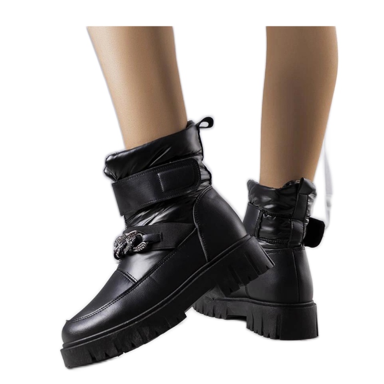 Mustat lumisaappaat ketjulla