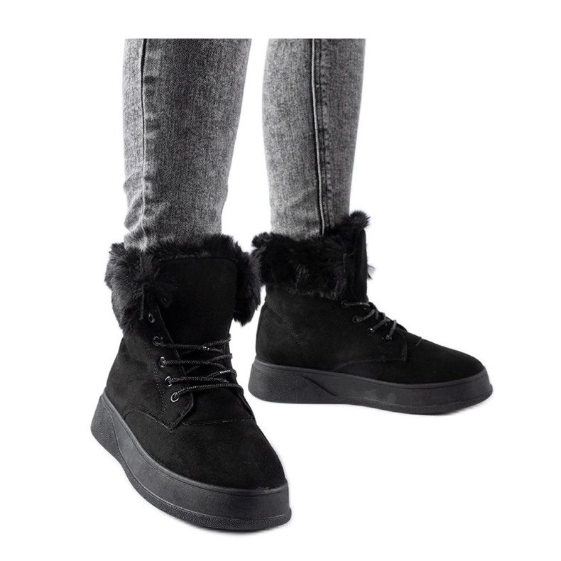 Mustat alustan lumisaappaat