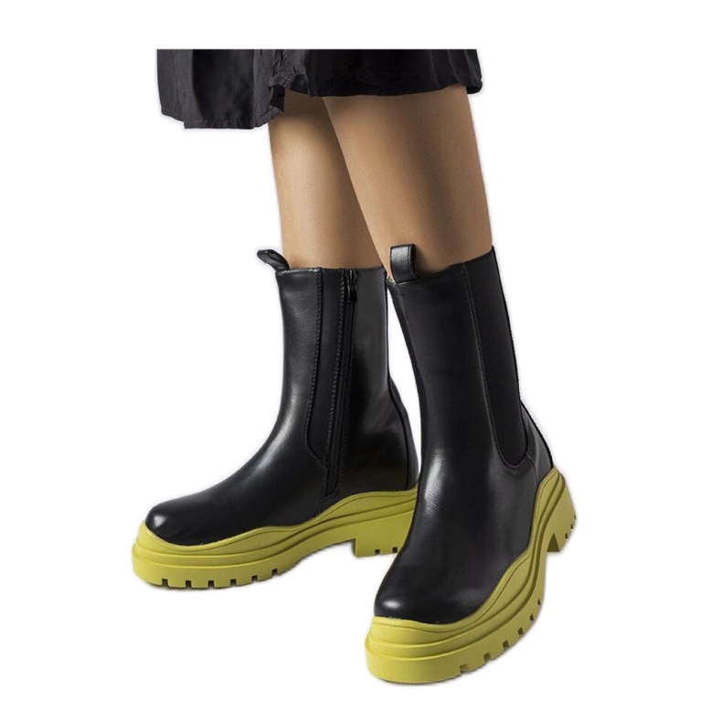 Mustat saappaat värillisellä pohjalla