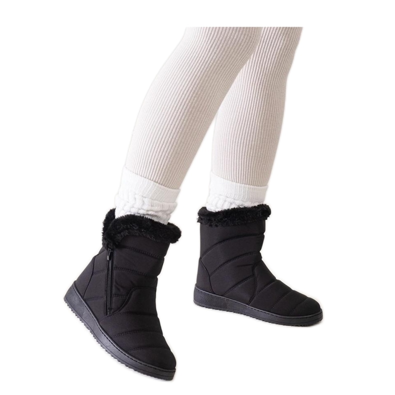 Mustat lumisaappaat, joissa on turkki