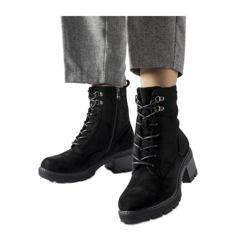 Mustat nauhalliset nilkkurit