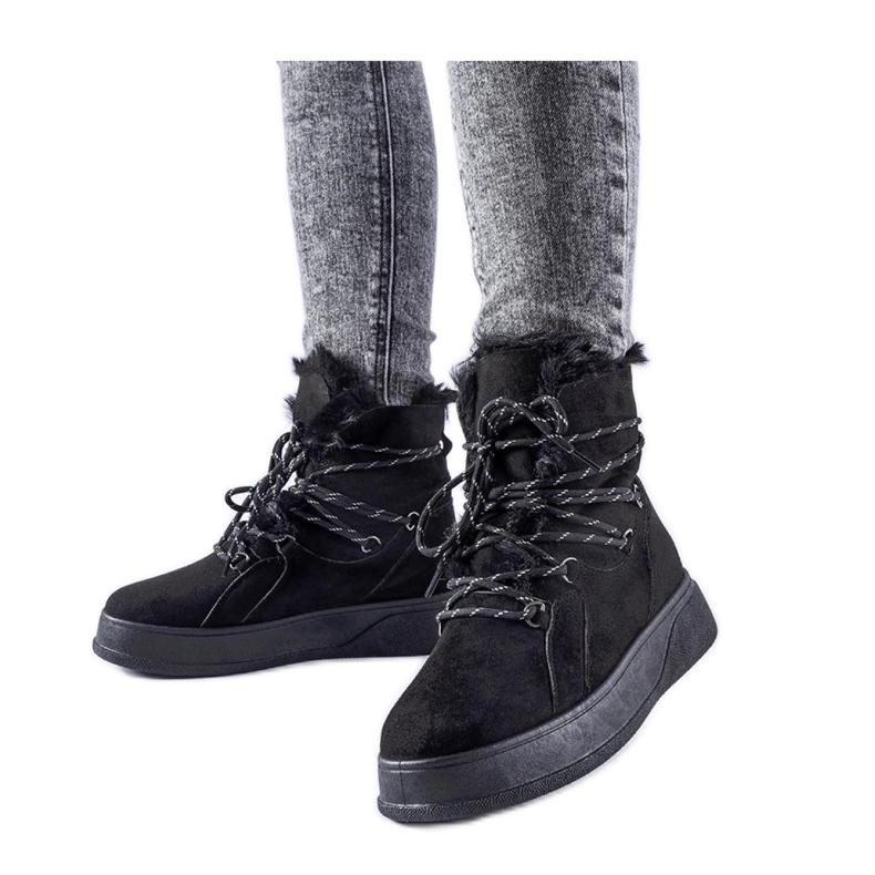 Mustat alustan lumisaappaat