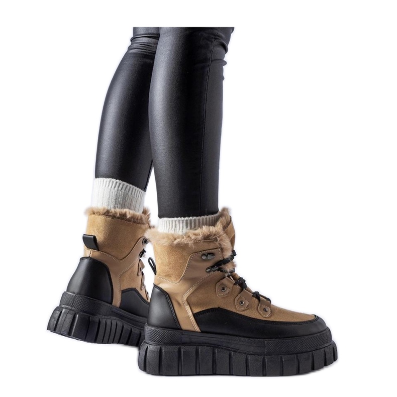 Beiget saappaat massiivisessa pohjassa