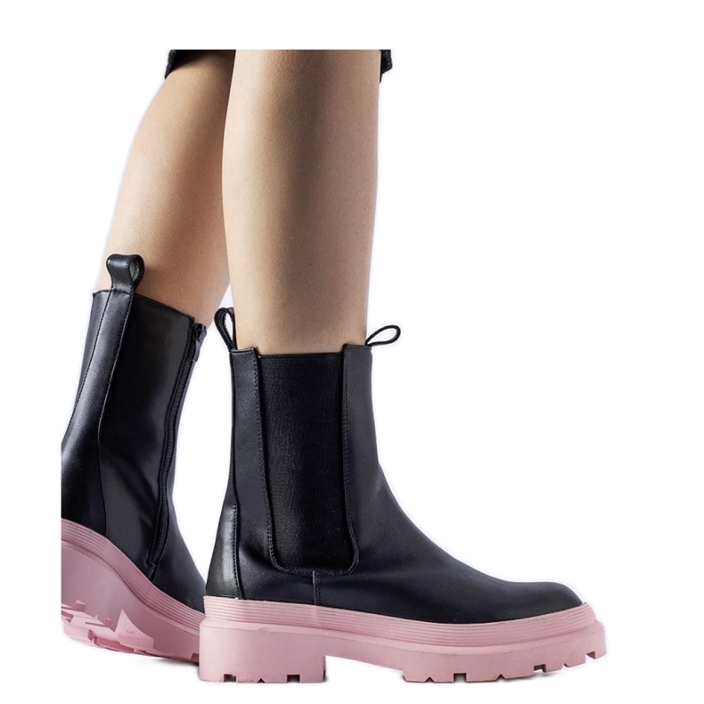 Mustat saappaat vaaleanpunaisilla pohjalla