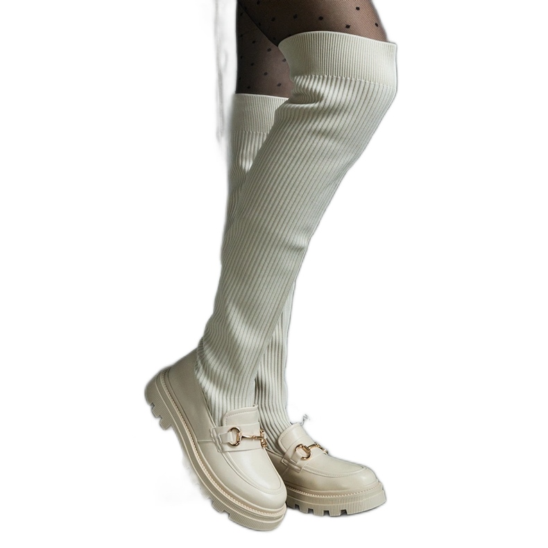 Vaaleanbeiget saappaat, joissa joustava päällinen ja tasainen kantapää