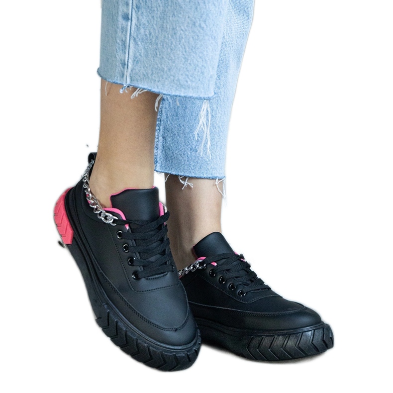 Mustat tennarit ketjulla