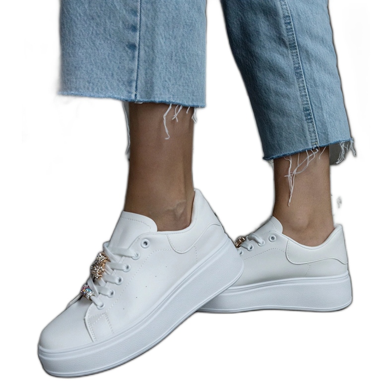 Valkoiset alustalenkkarit, joissa on nalle valkoinen