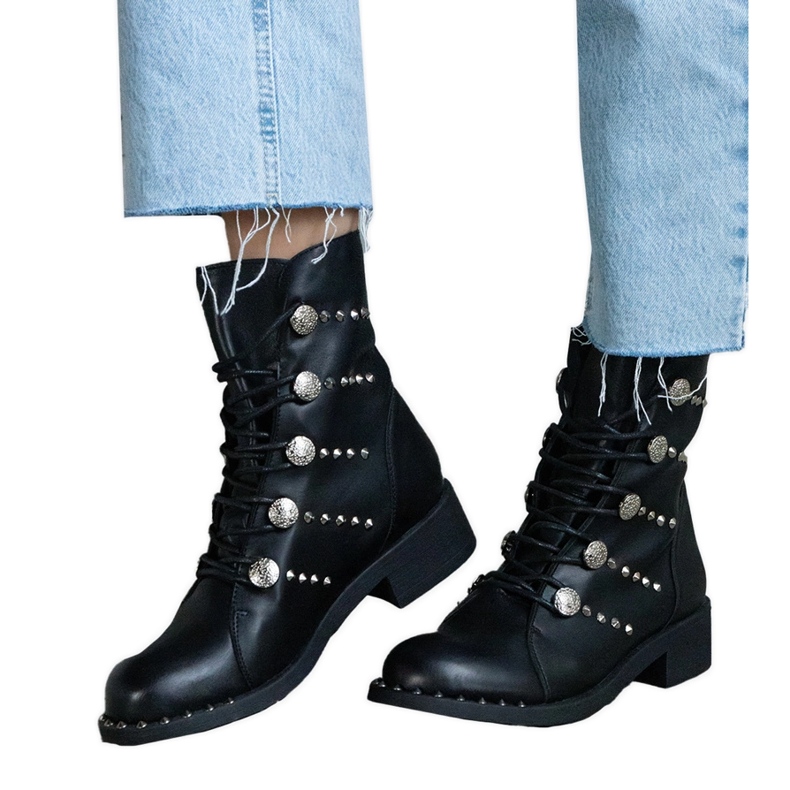 Mustat nauhalliset nilkkurit, jotka on koristeltu nappeilla