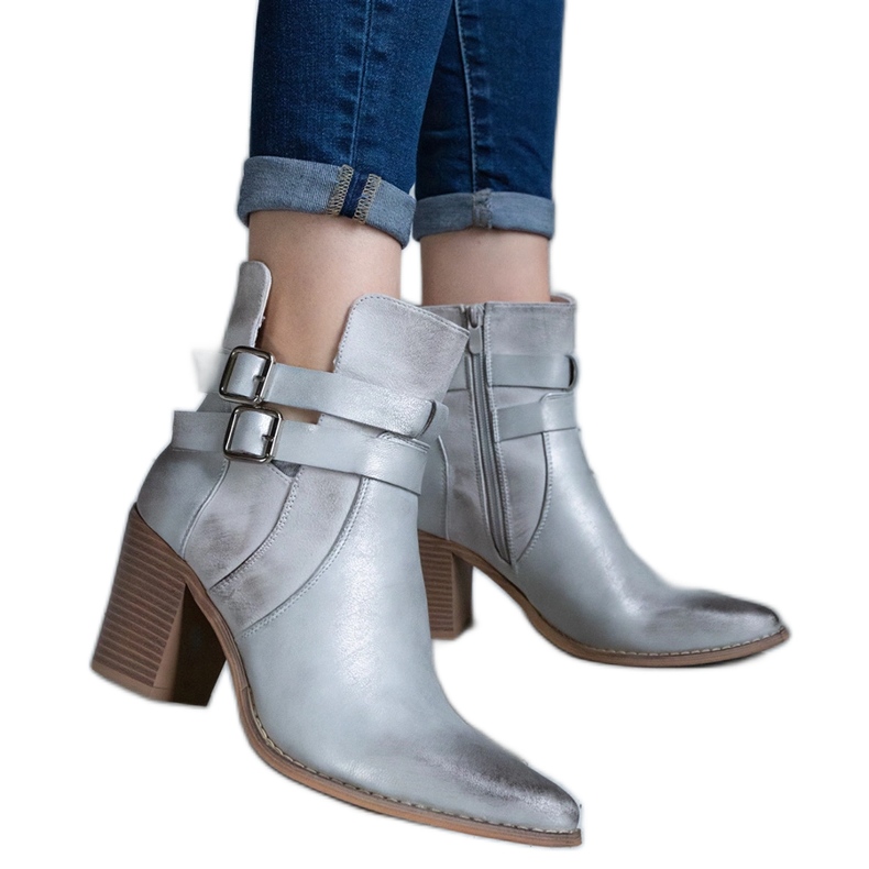 Hopeanväriset korkeakorkoiset nilkkurit, joissa on leikkaus