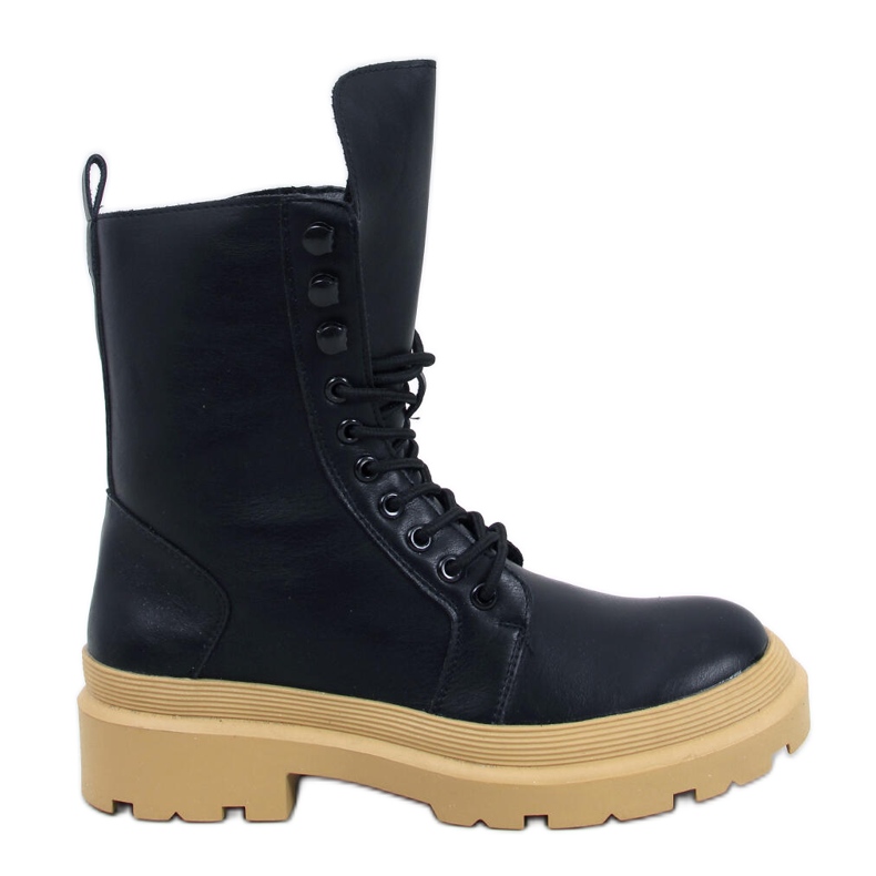 Mustat saappaat nauhoitettuna suojelijaan