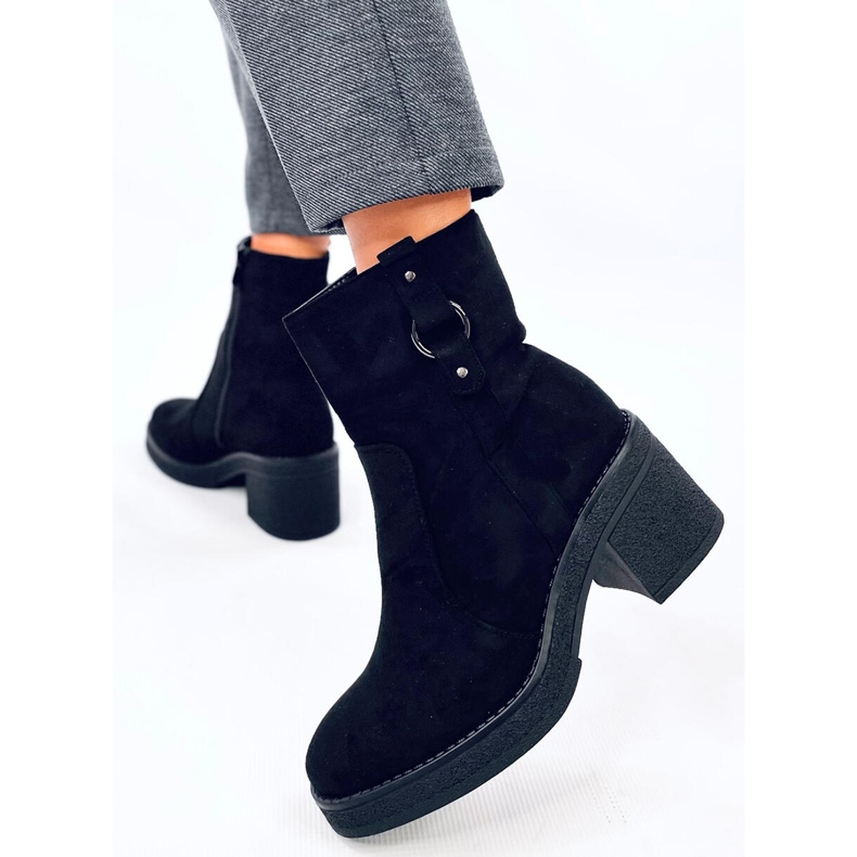 Mustat leveäkorkoiset saappaat