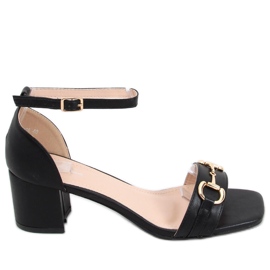 Mustan koristelun mustat korkeat sandaalit