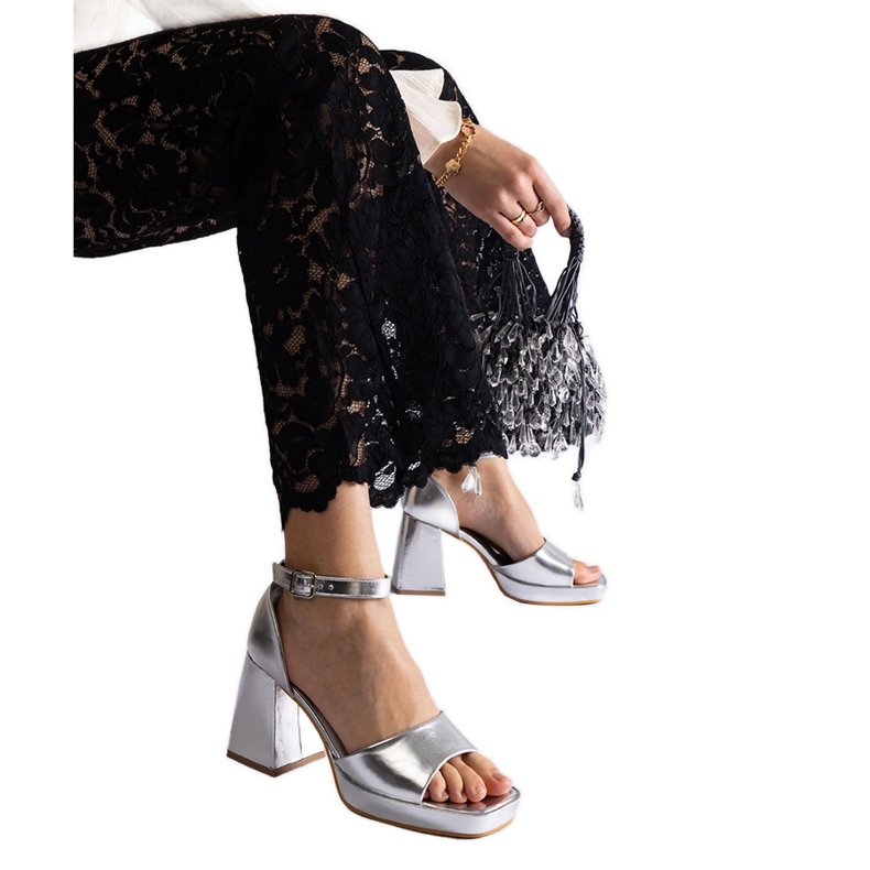 Hopea naisten sandaalit, joilla on massiivinen metallinen kantapää