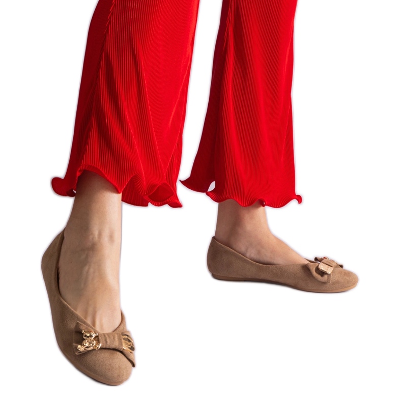 Beige balettiasunto koristeltu rusetilla ja rintakorulla