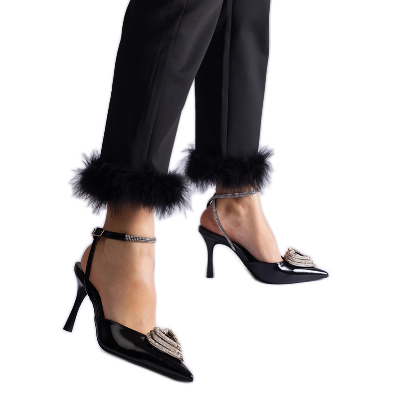 Mustat korkokengät, joissa avokorko, koristeltu zirkoneilla