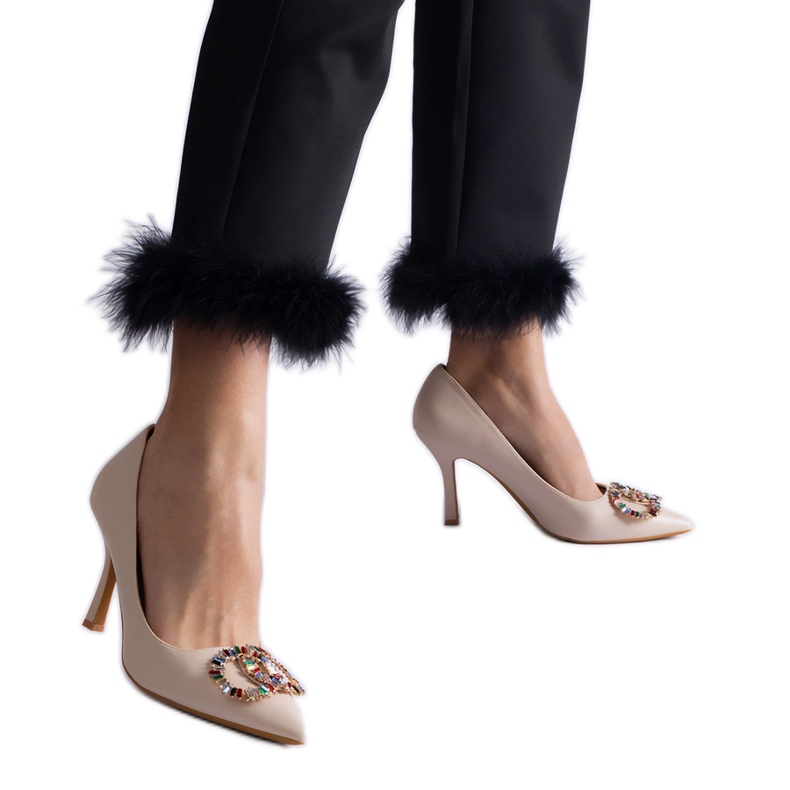 Beiget korkokengät, jotka on koristeltu värikkäillä zirkoneilla