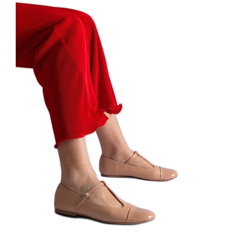 Beiget balettihousut, joissa patentoitu varvas, kiinnitetään soljella