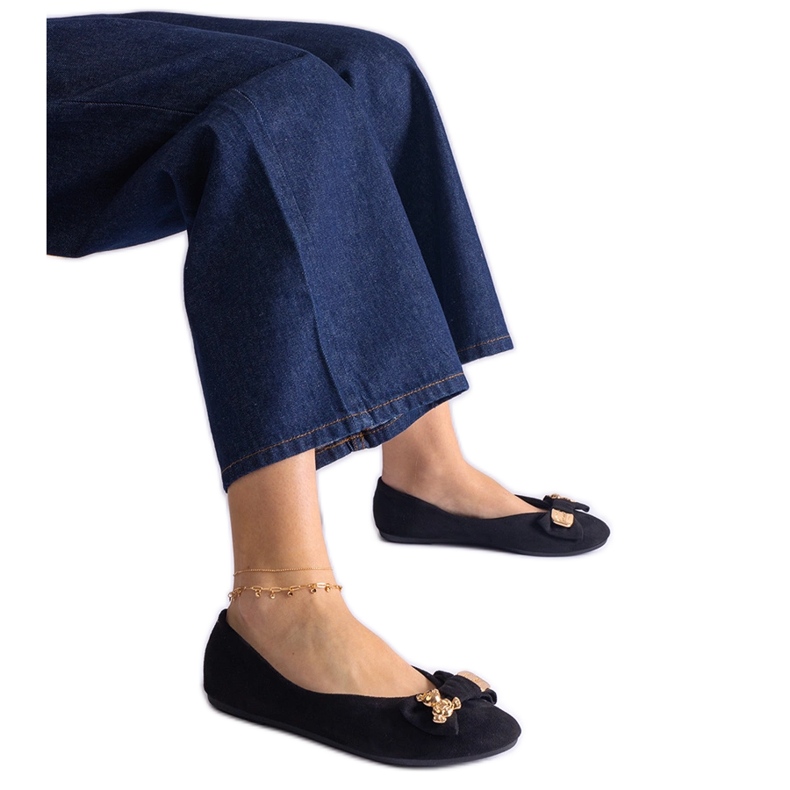 Mustat balettiasut, joissa on rusetti ja rintakoru