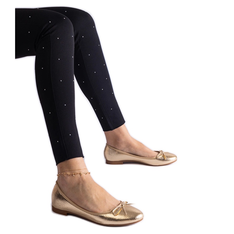 Kultaiset balerinakengät, joissa on rusetti kultainen