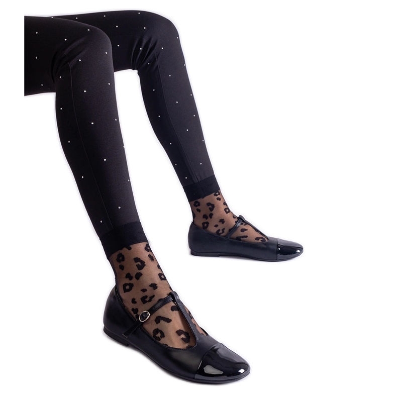 Mustat balettihousut, joissa patentoitu varvas ja kiinnitetään soljella