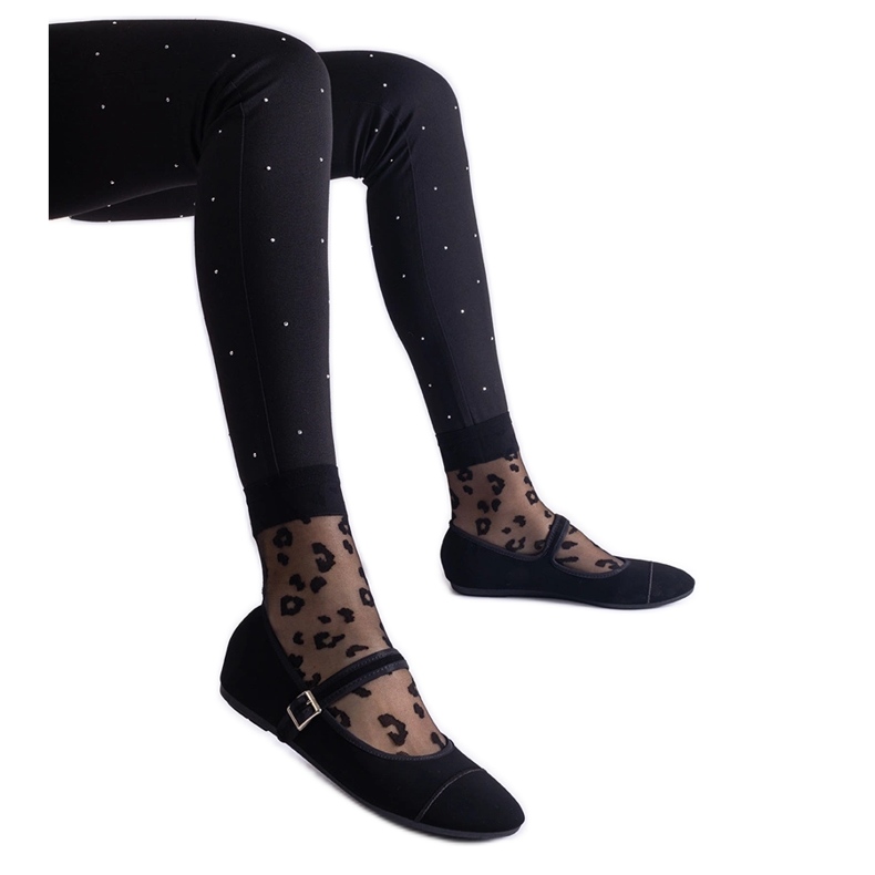 Mustat mattapintaiset balettitassut, jotka kiinnitetään soljella