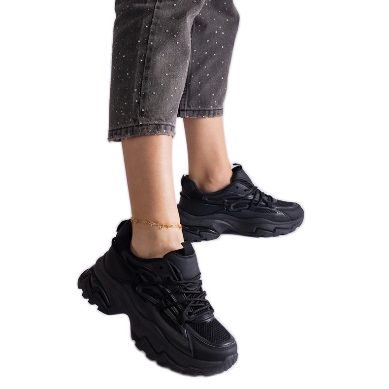 Mustat urheilut lenkkarit massiivisella pohjalla